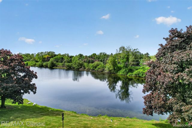2061 Burgundy Street, West Bloomfield Charter Township, MI 48323