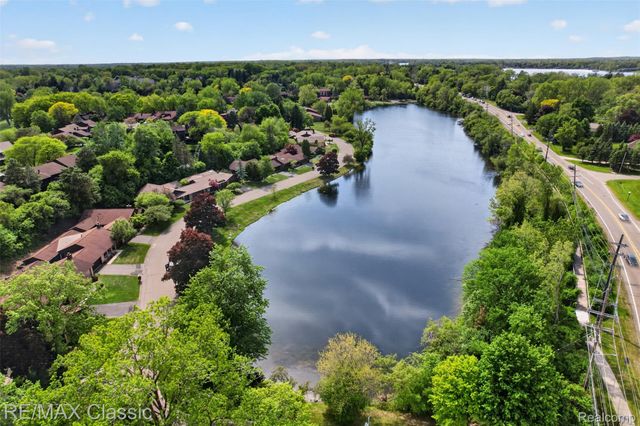 2061 Burgundy Street, West Bloomfield Charter Township, MI 48323