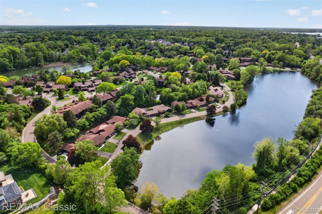 2061 Burgundy Street, West Bloomfield Charter Township, MI 48323