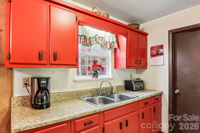 28 Mull Cove Road, Maggie Valley, NC 28751
