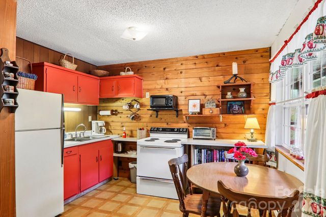 28 Mull Cove Road, Maggie Valley, NC 28751