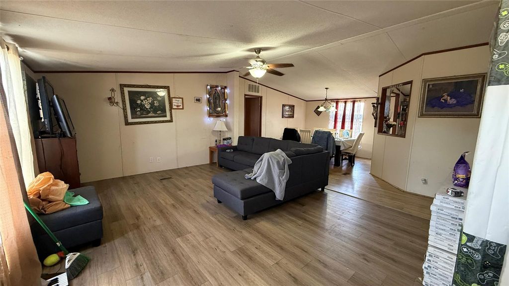 213 Cross Meadow DR, Hutto, TX 78634