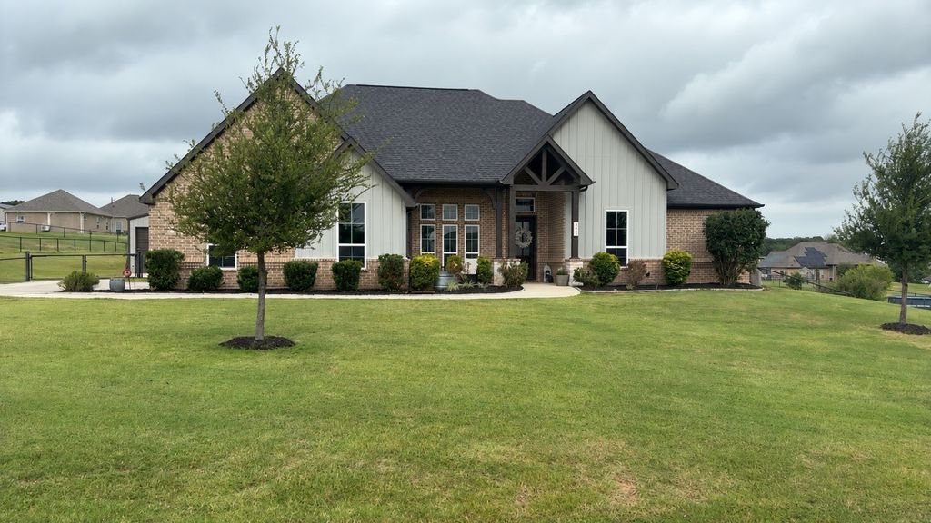 450 Christian Way, Azle, TX 76020