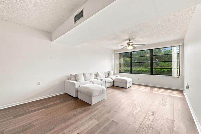 3515 VILLAGE Boulevard 206, West Palm Beach, FL 33409