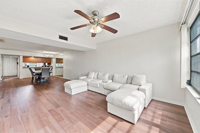 3515 VILLAGE Boulevard 206, West Palm Beach, FL 33409