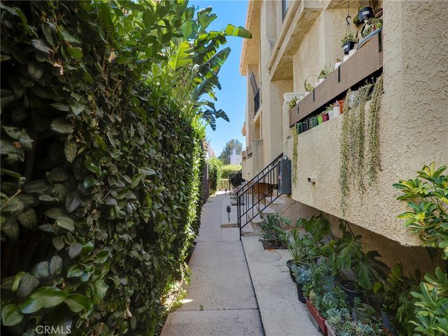 18954 Sherman Way 9, Reseda, CA 91335
