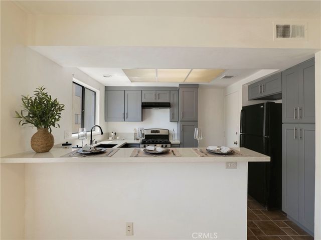 18954 Sherman Way 9, Reseda, CA 91335