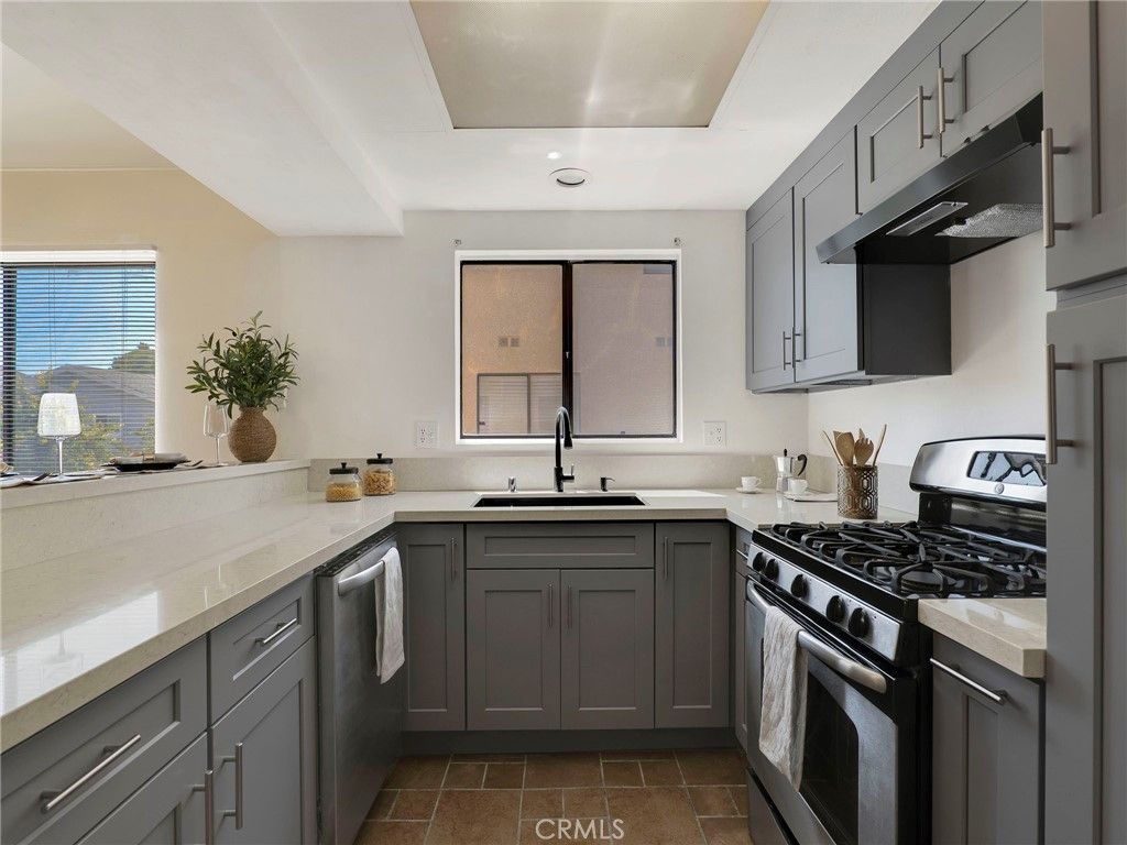 18954 Sherman Way 9, Reseda, CA 91335