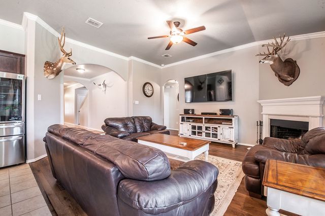 822 Graham Drive, Burleson, TX 76028