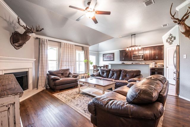 822 Graham Drive, Burleson, TX 76028