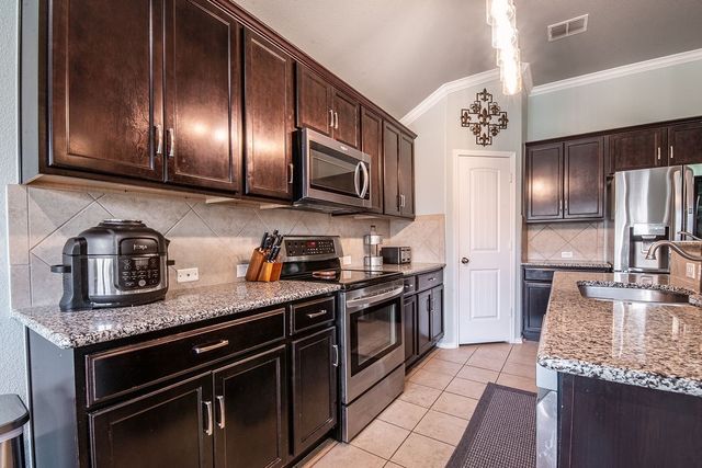 822 Graham Drive, Burleson, TX 76028