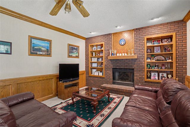 900 Prairie View Drive, West Des Moines, IA 50266