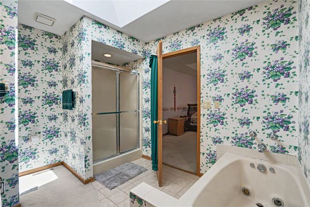 900 Prairie View Drive, West Des Moines, IA 50266