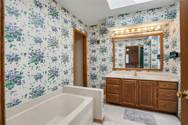 900 Prairie View Drive, West Des Moines, IA 50266