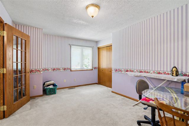 900 Prairie View Drive, West Des Moines, IA 50266