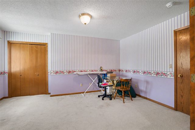 900 Prairie View Drive, West Des Moines, IA 50266