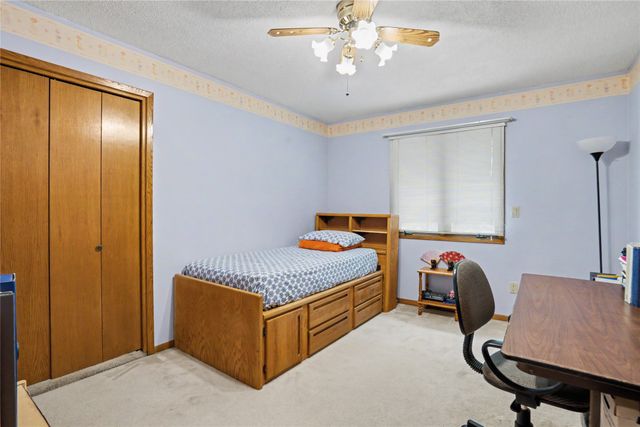 900 Prairie View Drive, West Des Moines, IA 50266