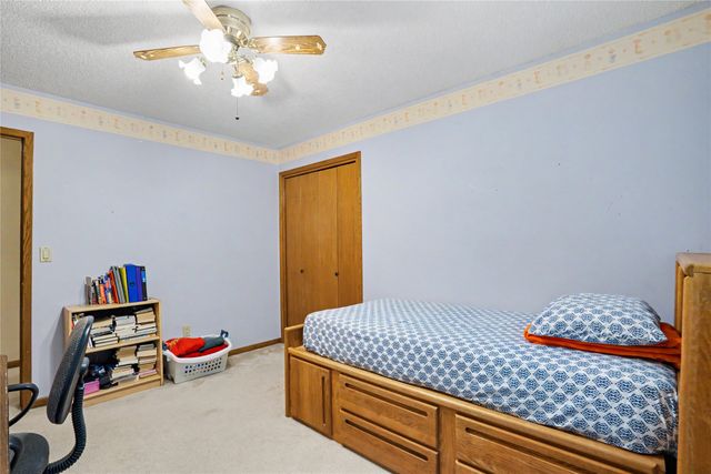 900 Prairie View Drive, West Des Moines, IA 50266