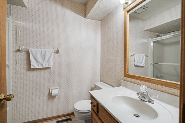 900 Prairie View Drive, West Des Moines, IA 50266