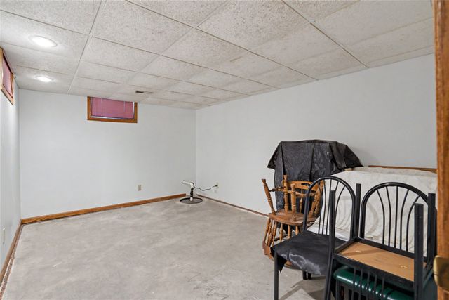900 Prairie View Drive, West Des Moines, IA 50266