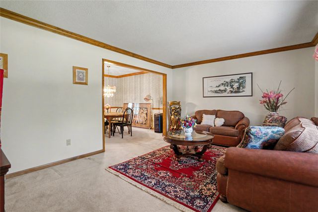 900 Prairie View Drive, West Des Moines, IA 50266