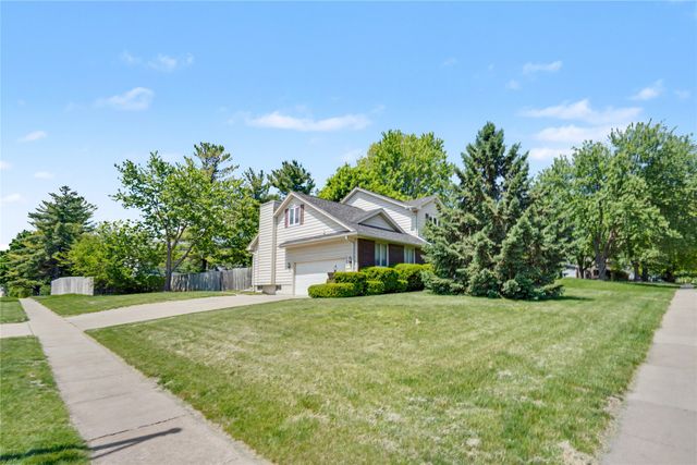 900 Prairie View Drive, West Des Moines, IA 50266