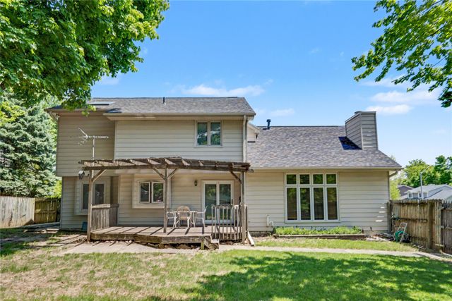 900 Prairie View Drive, West Des Moines, IA 50266