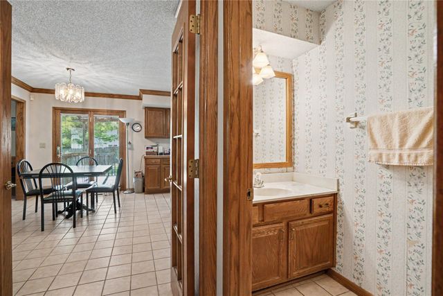 900 Prairie View Drive, West Des Moines, IA 50266