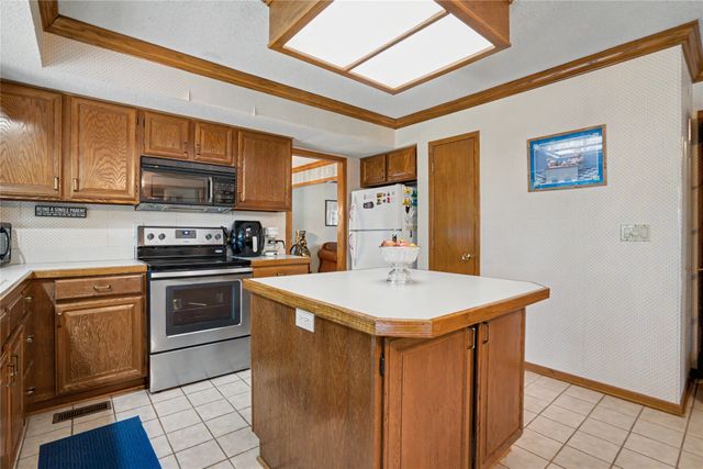 900 Prairie View Drive, West Des Moines, IA 50266
