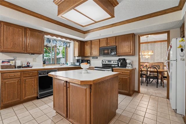 900 Prairie View Drive, West Des Moines, IA 50266