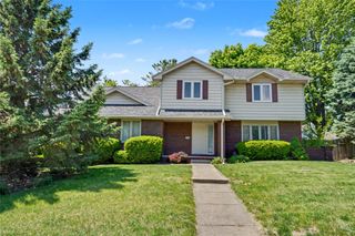 900 Prairie View Drive, West Des Moines, IA 50266