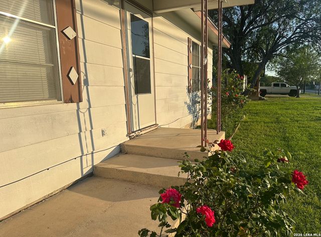 608 E WESTMEYER ST, Poth, TX 78147