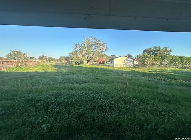 608 E WESTMEYER ST, Poth, TX 78147