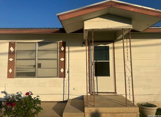 608 E WESTMEYER ST, Poth, TX 78147