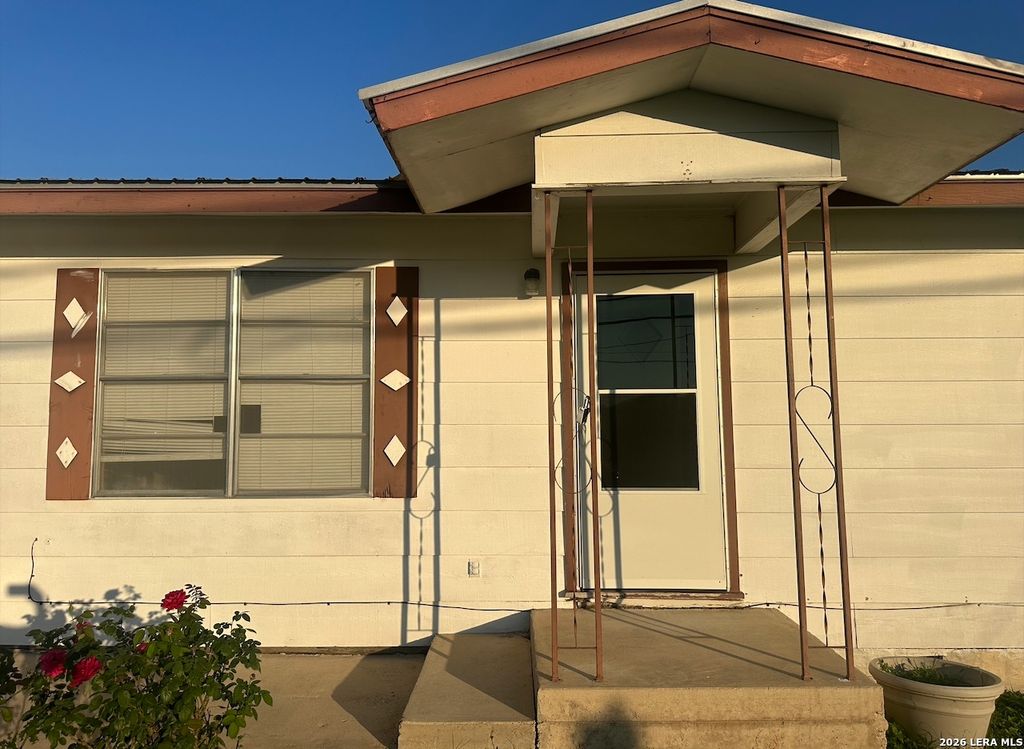 608 E WESTMEYER ST, Poth, TX 78147