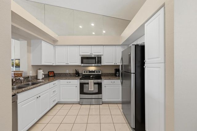 157 Falls Court, Palm Desert, CA 92211
