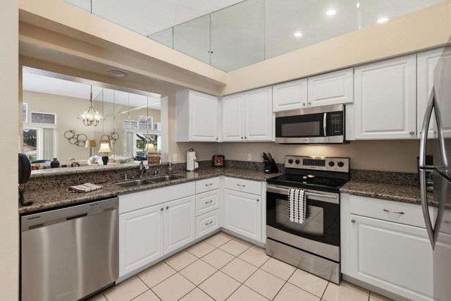 157 Falls Court, Palm Desert, CA 92211