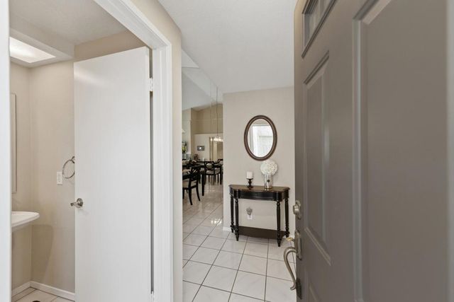 157 Falls Court, Palm Desert, CA 92211