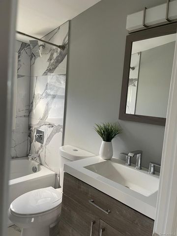 209 S 11th Street, Lindenhurst, NY 11757