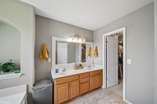 21204 E 39th Place S, Broken Arrow, OK 74014