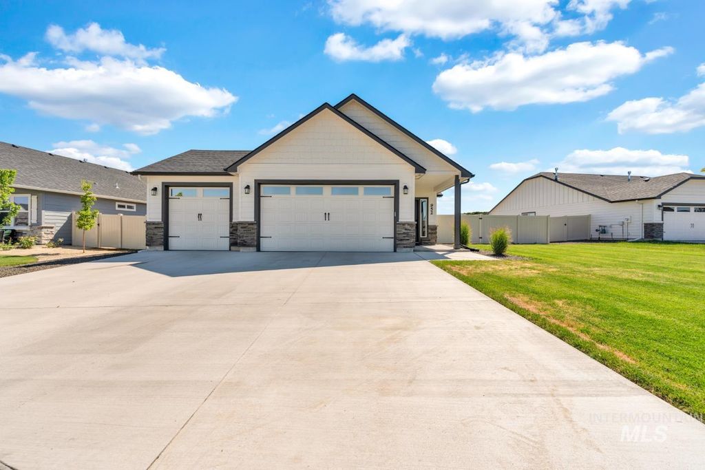 952 N Rockdale Way, Kuna, ID 83634