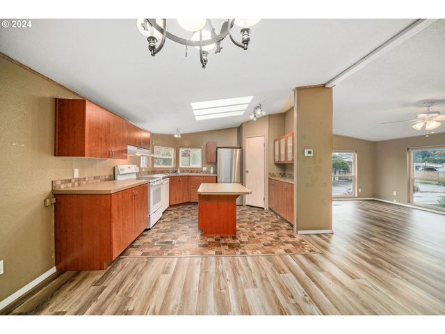 835 Se 1ST Ave 14, Canby, OR 97013