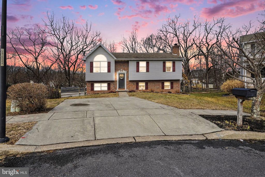 14 REVERE CT, Littlestown, PA 17340