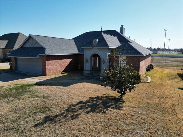 826 Oak Tree Drive, Ardmore, OK 73401