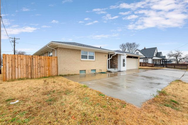 2137 S Seneca St, Wichita, KS 67213