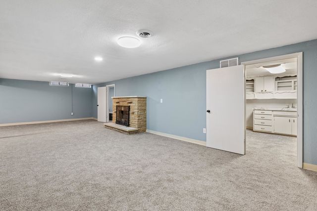 2137 S Seneca St, Wichita, KS 67213