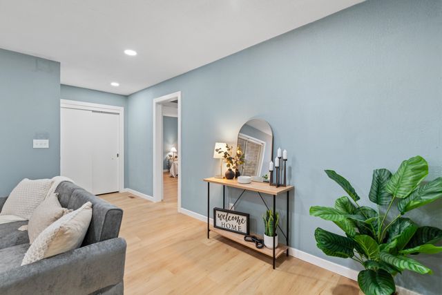 2137 S Seneca St, Wichita, KS 67213