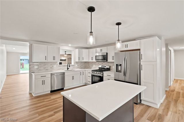 1053 Wellfleet Drive, Grafton, OH 44044