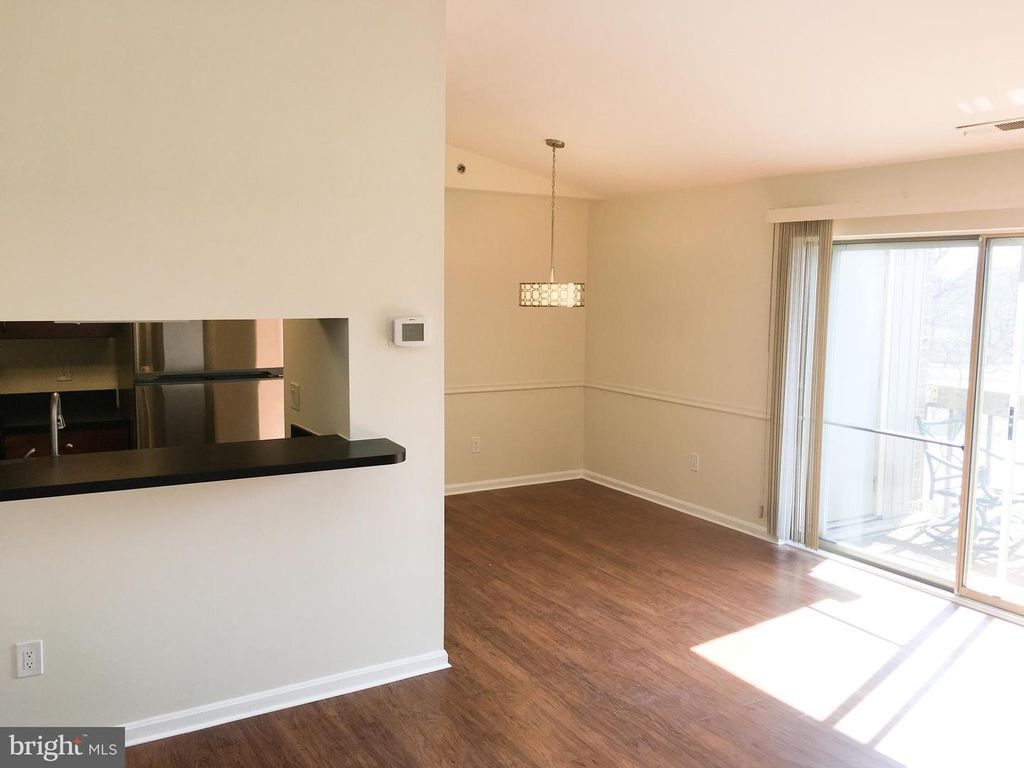 Image 10 of property listing at 1260 SUGARWOOD CIR #302, Baltimore, MD 21221