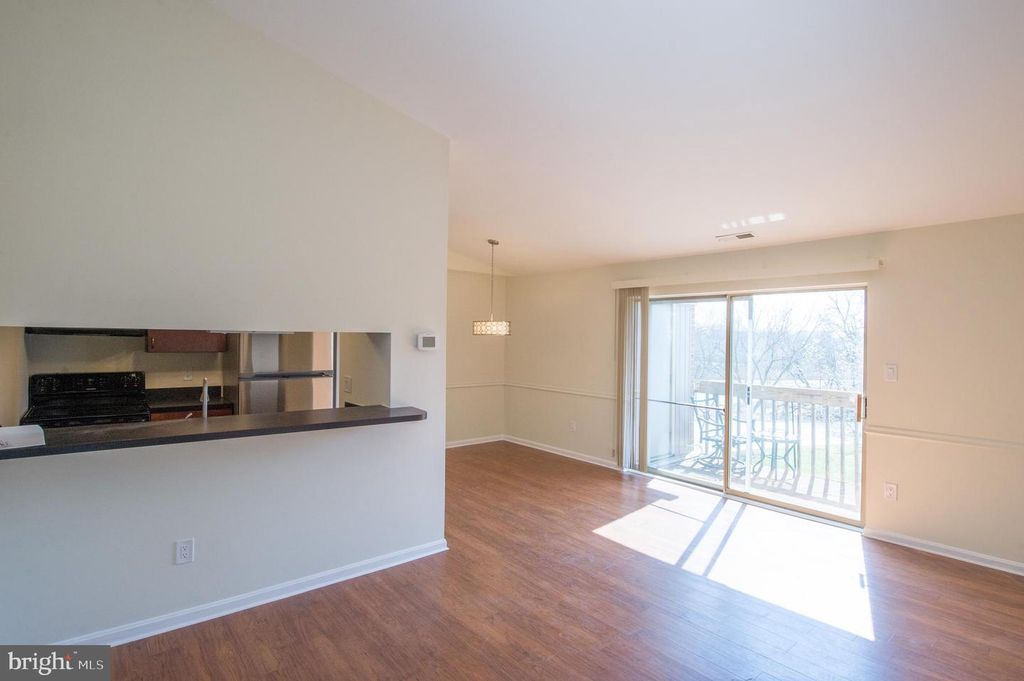 Image 11 of property listing at 1260 SUGARWOOD CIR #302, Baltimore, MD 21221